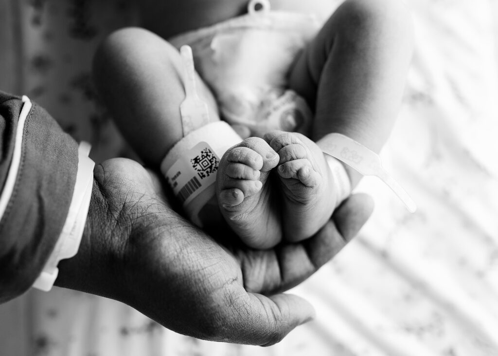 Edmonton Newborn Photographer Newborn Baby Toes in Fresh 48