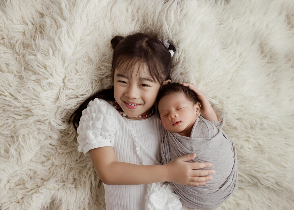 Sibling newborn photo by Kelsie Kelly Photographer Alberta Newborn Photography 