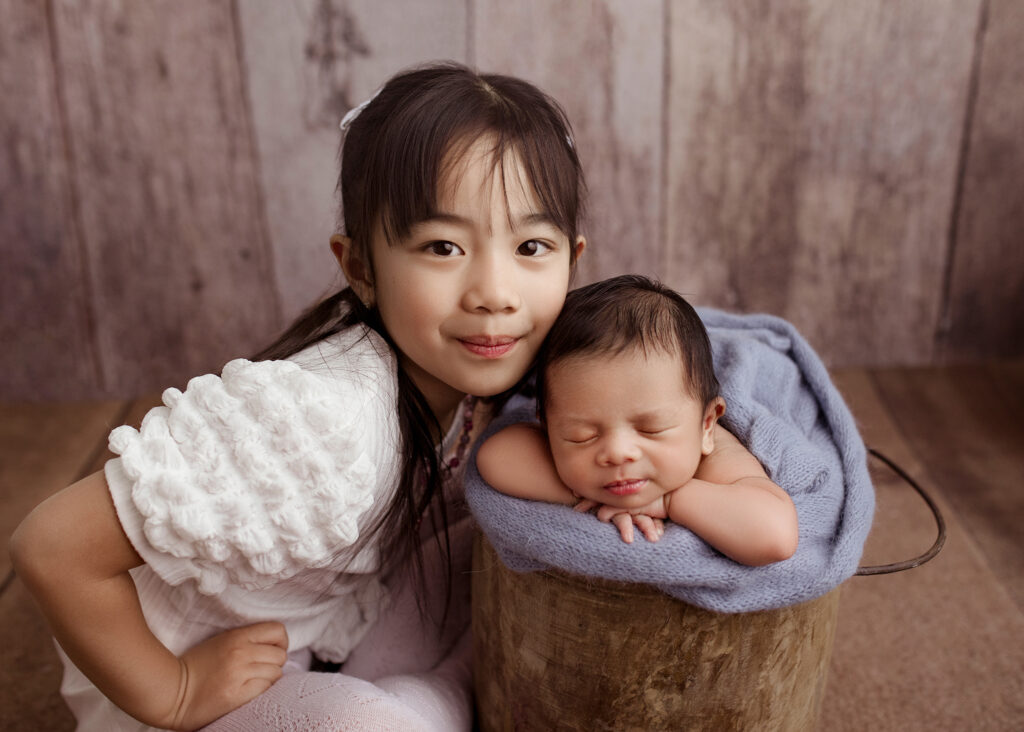 Edmonton sibling newborn photos by Kelsie Kelly Photographer